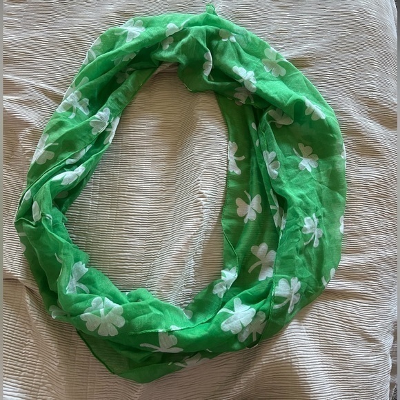 St. Patrick’s Day  Green with white‎ clovers infinity scarf - Picture 1 of 2